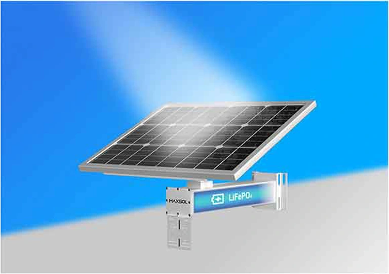 Sistema con panel solar y batería LiFePO4 bajo luz diurna intensa